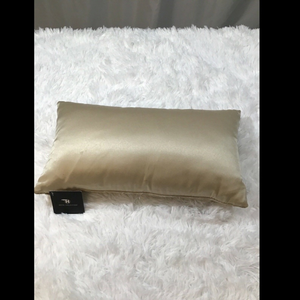 NEW $80 Hotel Collection Maze 10" x 18" Decorative Pillow Natural Khaki - Picture 5 of 8